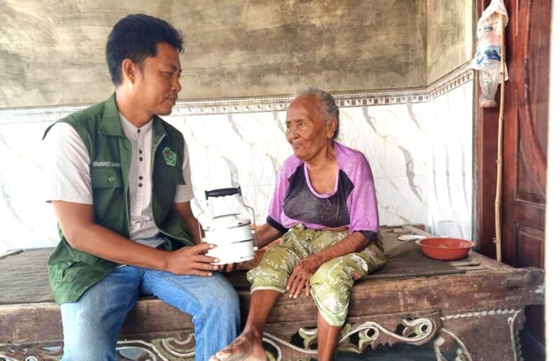 Petugas memberikan mamin lansia kepada nenek di Desa Tlesa, Kecamatan Tlanakan, Pamekasan (DINSOS UNTUK KLIK MADURA)