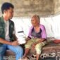 Petugas memberikan mamin lansia kepada nenek di Desa Tlesa, Kecamatan Tlanakan, Pamekasan (DINSOS UNTUK KLIK MADURA)