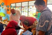 Petugas Dinkes Pamekasan melakukan imunisasi di Kecamatan Galis beberapa waktu lalu. (DOK. KLIKMADURA)