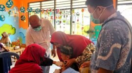 Petugas Dinkes Pamekasan melakukan imunisasi di Kecamatan Galis beberapa waktu lalu. (DOK. KLIKMADURA)