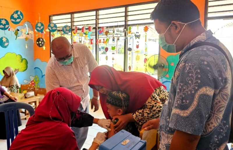 Petugas Dinkes Pamekasan melakukan imunisasi di Kecamatan Galis beberapa waktu lalu. (DOK. KLIKMADURA)