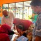 Petugas Dinkes Pamekasan melakukan imunisasi di Kecamatan Galis beberapa waktu lalu. (DOK. KLIKMADURA)