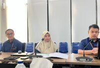 Kepala BPJS Kesehatan, Galih Anjungsari (tengah)  didampingi tim saat konferensi press, Kamis (9/10/2025). (MOH. IQBALUL KHAVEI MZ / KLIKMADURA)