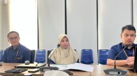 Kepala BPJS Kesehatan, Galih Anjungsari (tengah)  didampingi tim saat konferensi press, Kamis (9/10/2025). (MOH. IQBALUL KHAVEI MZ / KLIKMADURA)