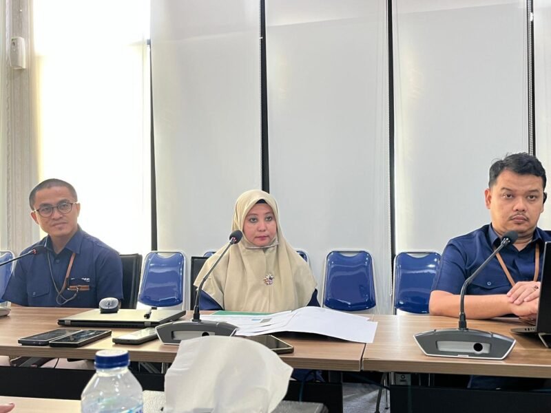 Kepala BPJS Kesehatan, Galih Anjungsari (tengah)  didampingi tim saat konferensi press, Kamis (9/10/2025). (MOH. IQBALUL KHAVEI MZ / KLIKMADURA)