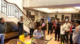 Petugas gabungan saat berada di salah satu tempat hiburan di Pamekasan. (KLIKMADURA)