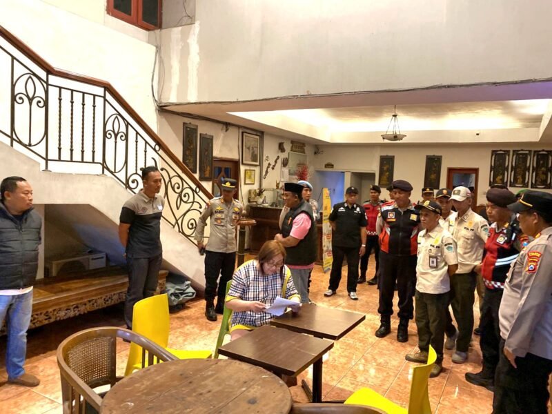 Petugas gabungan saat berada di salah satu tempat hiburan di Pamekasan. (KLIKMADURA)