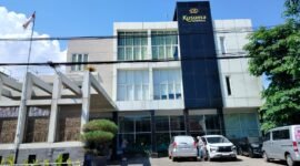 Sejumlah keluarga pasien berada di Kusuma Hospital Pamekasan. (LAILIYATUN NURIYAH / KLIKMADURA)