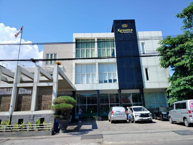 Sejumlah keluarga pasien berada di Kusuma Hospital Pamekasan. (LAILIYATUN NURIYAH / KLIKMADURA)