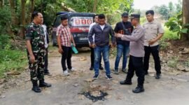 Polres Sampang saat melakukan olah TKP pembakaran driver ojol di Jrengik. (ISTIMEWA)