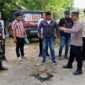 Polres Sampang saat melakukan olah TKP pembakaran driver ojol di Jrengik. (ISTIMEWA)