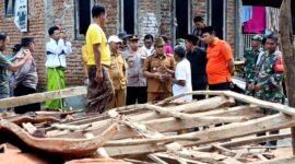 Wabup Pamekasan H. Sukriyanto berbincang dengan korban angin puting beliung di Desa Palengaan Laok, Kecamatan Palengaan usai menyerahkan bantuan. (KLIKMADURA)