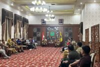 Sejumlah mahasiswa yang tergabung dalam organisasi Cipayung Plus Pamekasan melakukan audiensi dengan Bupati Pamekasan KH. Kholilurrahman dan Wakil Bupati, H. Sukrianto, di Peringgitan dalam Pendopo Ronggosukowati. (MOH. IQBALUL KHAVEI MZ / KLIKMADURA)