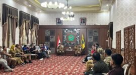 Sejumlah mahasiswa yang tergabung dalam organisasi Cipayung Plus Pamekasan melakukan audiensi dengan Bupati Pamekasan KH. Kholilurrahman dan Wakil Bupati, H. Sukrianto, di Peringgitan dalam Pendopo Ronggosukowati. (MOH. IQBALUL KHAVEI MZ / KLIKMADURA)