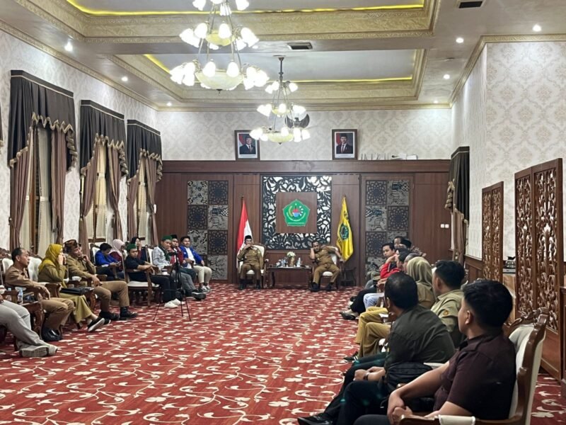 Sejumlah mahasiswa yang tergabung dalam organisasi Cipayung Plus Pamekasan melakukan audiensi dengan Bupati Pamekasan KH. Kholilurrahman dan Wakil Bupati, H. Sukrianto, di Peringgitan dalam Pendopo Ronggosukowati. (MOH. IQBALUL KHAVEI MZ / KLIKMADURA)