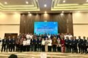 Seluruh karyawan PLN UP3 Madura foto bersama pelanggan prioritas usai acara di Ballroom Azana Style Pamekasan. (MOH. IQBALUL KHAVEI MZ / KLIKMADURA)