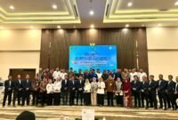 Seluruh karyawan PLN UP3 Madura foto bersama pelanggan prioritas usai acara di Ballroom Azana Style Pamekasan. (MOH. IQBALUL KHAVEI MZ / KLIKMADURA)