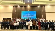 Seluruh karyawan PLN UP3 Madura foto bersama pelanggan prioritas usai acara di Ballroom Azana Style Pamekasan. (MOH. IQBALUL KHAVEI MZ / KLIKMADURA)