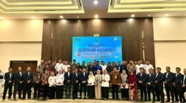 Seluruh karyawan PLN UP3 Madura foto bersama pelanggan prioritas usai acara di Ballroom Azana Style Pamekasan. (MOH. IQBALUL KHAVEI MZ / KLIKMADURA)