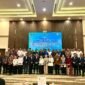 Seluruh karyawan PLN UP3 Madura foto bersama pelanggan prioritas usai acara di Ballroom Azana Style Pamekasan. (MOH. IQBALUL KHAVEI MZ / KLIKMADURA)