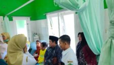 Suasana Puskesmas Kowel saat menangani anak yang diduga keracunan usai santap MBG. (LAILIYATUN NURIYAH / KLIKMADURA)