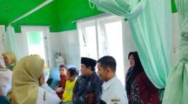 Suasana Puskesmas Kowel saat menangani anak yang diduga keracunan usai santap MBG. (LAILIYATUN NURIYAH / KLIKMADURA)