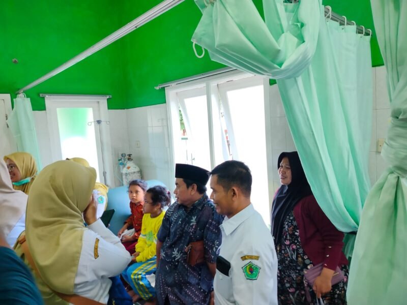 Suasana Puskesmas Kowel saat menangani anak yang diduga keracunan usai santap MBG. (LAILIYATUN NURIYAH / KLIKMADURA)
