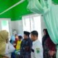 Suasana Puskesmas Kowel saat menangani anak yang diduga keracunan usai santap MBG. (LAILIYATUN NURIYAH / KLIKMADURA)