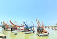 Sejumlah kapal nelayan sandar di Pelabuhan Perikanan Pantai Pasongsongan, Sumenep. (PRENGKI WIRANANDA / KLIKMADURA)