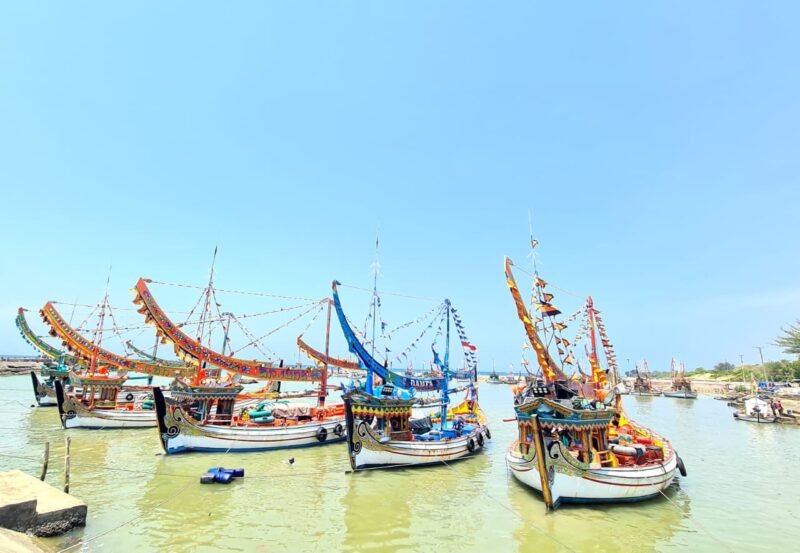 Sejumlah kapal nelayan sandar di Pelabuhan Perikanan Pantai Pasongsongan, Sumenep. (PRENGKI WIRANANDA / KLIKMADURA)