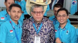 Ketua DPD Partai Gelora Pamekasan Mohammad Saedy Romli foto bersama Wakil Ketua Umum Partai Gelora (PARTAI GELORA FOR KLIK MADURA)