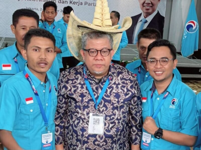 Ketua DPD Partai Gelora Pamekasan Mohammad Saedy Romli foto bersama Wakil Ketua Umum Partai Gelora (PARTAI GELORA FOR KLIK MADURA)