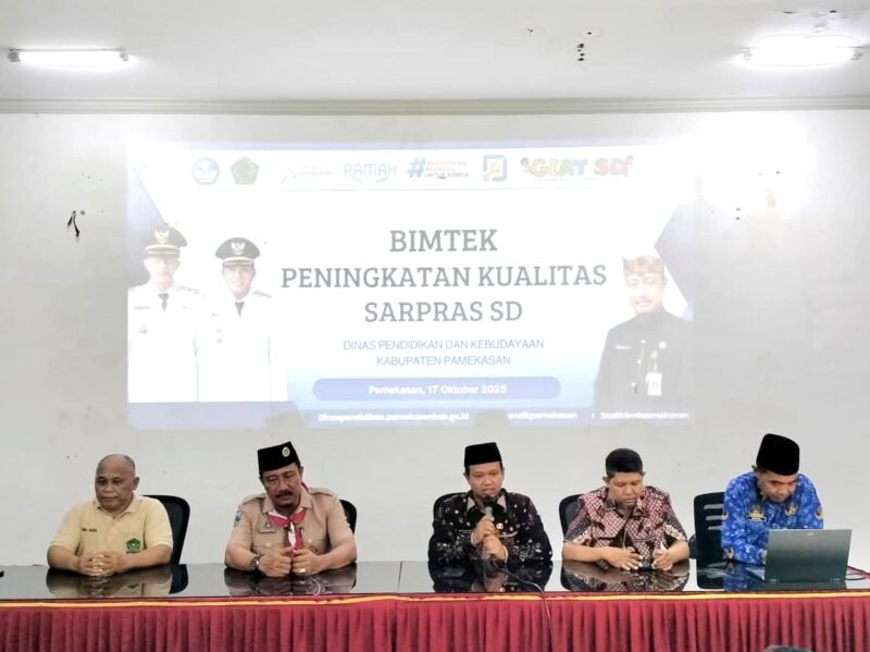 Kepala Disdikbud Pamekasan Moh. Alwi (pakai baju Pramuka) saat Bimtek Peningkatan Sarpras SD. (LAILIYATUN NURIYAH / KLIKMADURA)