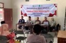 Kepala Diskop UKM dan Naker, Pamekasan, Muttaqin (tengah) saat menghadiri rapat pembentukan KDKMP di Desa Pamaroh, Kecamatan Kadur, Kabupaten Pamekasan beberapa waktu lalu. (DOK. KLIKMADURA)