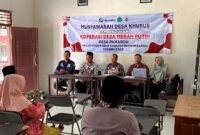 Kepala Diskop UKM dan Naker, Pamekasan, Muttaqin (tengah) saat menghadiri rapat pembentukan KDKMP di Desa Pamaroh, Kecamatan Kadur, Kabupaten Pamekasan beberapa waktu lalu. (DOK. KLIKMADURA)