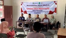 Kepala Diskop UKM dan Naker, Pamekasan, Muttaqin (tengah) saat menghadiri rapat pembentukan KDKMP di Desa Pamaroh, Kecamatan Kadur, Kabupaten Pamekasan beberapa waktu lalu. (DOK. KLIKMADURA)
