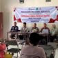 Kepala Diskop UKM dan Naker, Pamekasan, Muttaqin (tengah) saat menghadiri rapat pembentukan KDKMP di Desa Pamaroh, Kecamatan Kadur, Kabupaten Pamekasan beberapa waktu lalu. (DOK. KLIKMADURA)