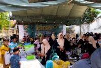 Suasana Bazar Jajanan Wali Santri penuh antusias di Yayasan AlHuda, Pamekasan. (KLIKMADURA)