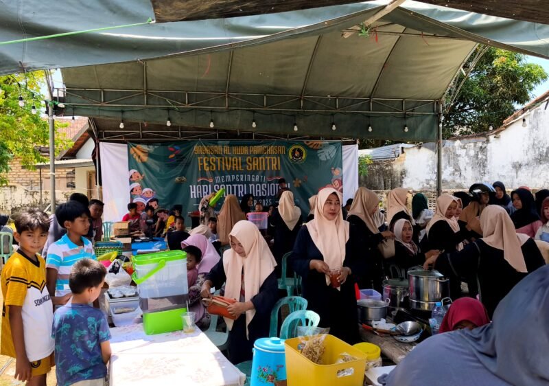 Suasana Bazar Jajanan Wali Santri penuh antusias di Yayasan AlHuda, Pamekasan. (KLIKMADURA)