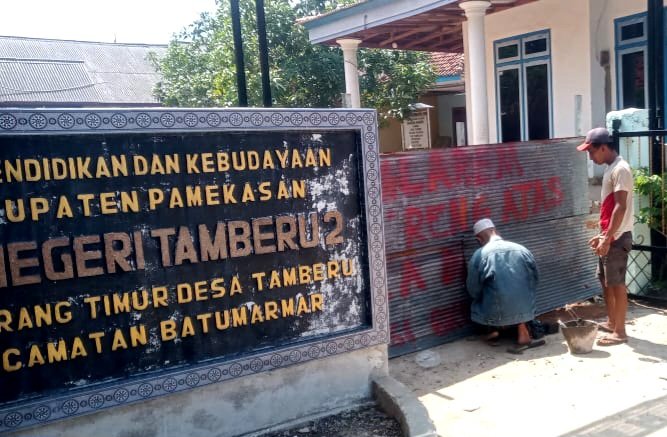 Kondisi SDN Tamberu 2 saat disegel oleh Rasyidi yang mengaku sebagai ahli waris tanah yang ditempati sekolah tersebut. (DOK. KLIKMADURA)