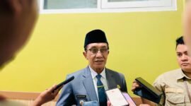 Bupati Pamekasan Dr. KH. Kholilurrahman saat diwawancara sejumlah awak media. (DOK. KLIKMADURA)