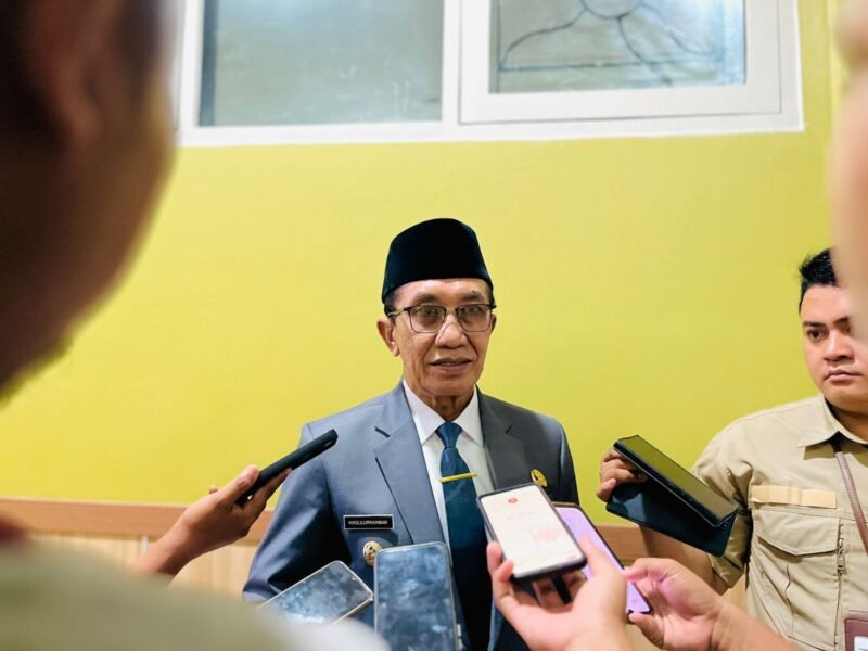 Bupati Pamekasan Dr. KH. Kholilurrahman saat diwawancara sejumlah awak media. (DOK. KLIKMADURA)