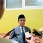 Bupati Pamekasan Dr. KH. Kholilurrahman saat diwawancara sejumlah awak media. (DOK. KLIKMADURA)