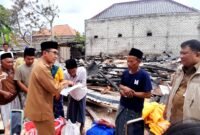Bupati Pamekasan KH. Kholilurrahman bersalaman dengan warga saat melihat langsung rumah yang hangus terbakar di Desa Gro'om, Kecamatan Proppo. (LAILIYATUN NURIYAH / KLIKMADURA)