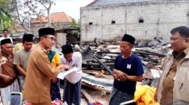 Bupati Pamekasan KH. Kholilurrahman bersalaman dengan warga saat melihat langsung rumah yang hangus terbakar di Desa Gro'om, Kecamatan Proppo. (LAILIYATUN NURIYAH / KLIKMADURA)