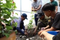 Bupati Bangkalan Lukman Hakim S.IP., M.H saat ikut menanam pohon bersama mahasiswa UTM.