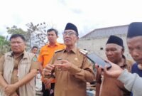 Bupati Pamekasan KH. Kholilurrahman saat diwawancara sejumlah awak media. (LAILIYATUN NURIYAH / KLIKMADURA)