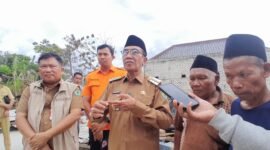 Bupati Pamekasan KH. Kholilurrahman saat diwawancara sejumlah awak media. (LAILIYATUN NURIYAH / KLIKMADURA)