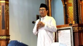 Bupati Pamekasan Dr. KH. Kholilurrahman saat berdialog dengan jamaah shalat Jumat di salah satu masjid beberapa waktu lalu. (DOK. KLIKMADURA)