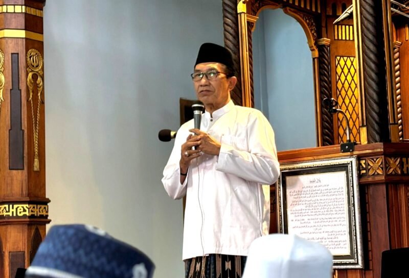 Bupati Pamekasan Dr. KH. Kholilurrahman saat berdialog dengan jamaah shalat Jumat di salah satu masjid beberapa waktu lalu. (DOK. KLIKMADURA)